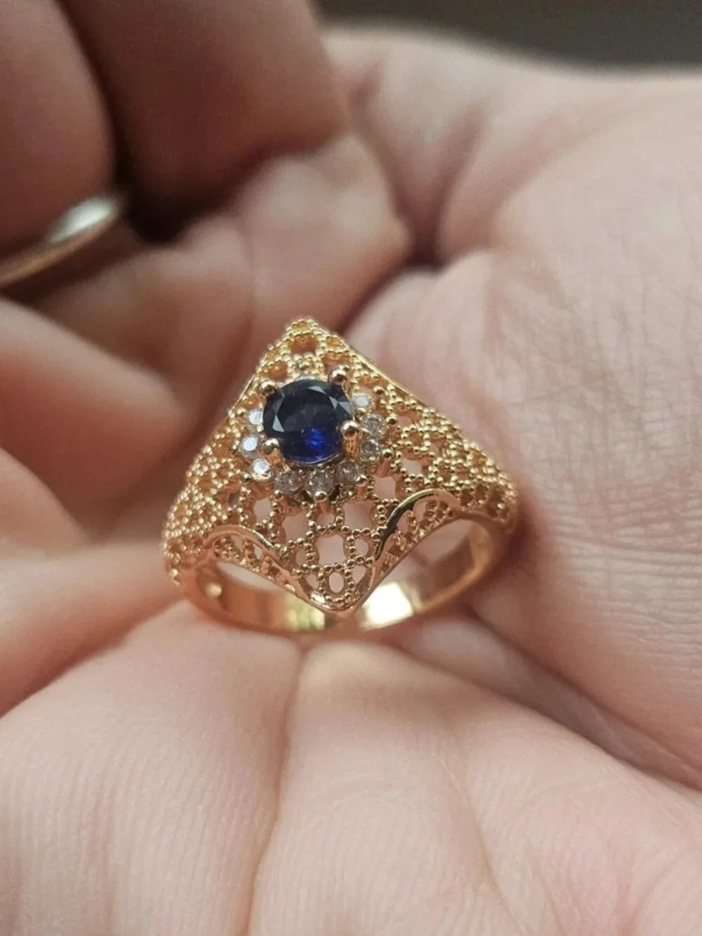 Women Ring Faux Blue Stone Centered Gold Tone Fashion Jewelry Size 8 New Unbrand - Picture 2 of 11